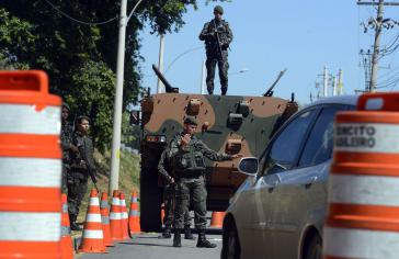 Soldaten bei einer Übung vor dem Olympiapark Deodoro, einem der Austragungsorte der Wettkämpfe Soldaten bei einer Übung vor dem Olympiapark Deodoro, einem der Austragungsorte der Wettkämpfe