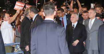 Temer übergibt Senatspräsident Renan Calheiros (im Bild rechts von ihm) seinen Haushaltsplan – inmitten von Protesten