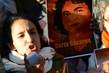 Berta Zúñiga Cáceres, eine der Töchter der Ermordeten, mit dem Bild ihrer Mutter