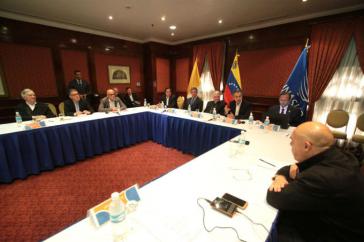 Auf Einladung des päpstlichen Nuntius in Argentinien kamen Vertreter der Regierung und des MUD am Montag in Venezuelas Haupstadt zusammen