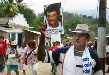 Bauern in San José de Apartadó demonstrieren gegen den Paramilitarismus