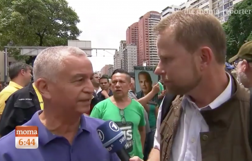 SWR-Journalist Sonnenberg im Gespräch mit oppositionellen Demonstranten in Venezuela