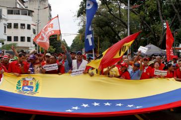 Bürger protestieren gegen "die widerrechtliche Inbesitznahme ihrer Identität" vor dem Sitz der Generalstaatsanwaltschaft  in Venezuela