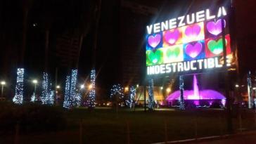 Beleuchtete Plakatwand zu Weihnachten am Plaza Venezuela in der Hauptstadt Caracas: "Unzerstörbares Venezuela" Beleuchtete Plakatwand zu Weihnachten am Plaza Venezuela in der Hauptstadt Caracas: "Unzerstörbares Venezuela"