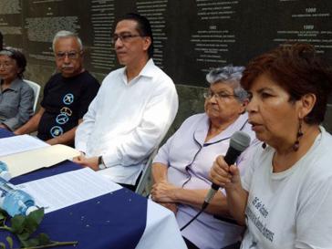 Rechts im Bild Mirna Perla von Asemoria, in der Mitte Ombudsmann David Morales