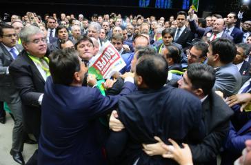 Tumultartige Szenen bei der Abstimmung über das Amtsenthebungsverfahren gegen Präsidentin Rousseff in der Abgeordnetenkammer von Brasilien