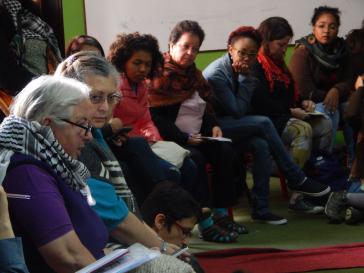 Frauen sprechen in Bogotá über Perspektiven und Erfahrungen des Feminismus