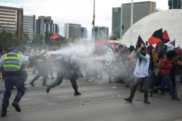 Im ganzen Land protestierten Zehntausende nach der Abstimmung im Senat. Vielererorts kam es zu heftigen Zusammenstößen zwischen Demonstranten und Polizei, wie hier in Brasília Im ganzen Land protestierten Zehntausende nach der Abstimmung im Senat. Vielererorts kam es zu heftigen Zusammenstößen zwischen Demonstranten und Polizei, wie hier in Brasília