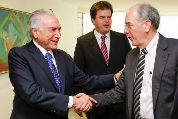Michel Temer begrüßt Pedro Parente, Präsident von Petrobras