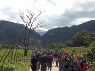 Protestmarsch zum Wasserkraftwerk Pojom 1 in Ixquisis, Guatemala