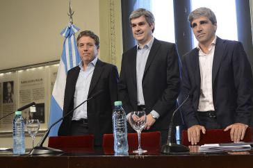 Argentiniens Kabinettschef Peña (Mitte) bei der Berufung von Dujovne (links). Nun ist der eine weg, des anderen Stuhl wackelt