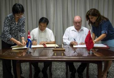 Chinas Botschafter in Kuba, Chen Xi (links) und Kubas Außenhandelsminister Rodrigo Malmierca bei der Unterzeichnung der Abkommen am Mittwoch in Havanna
