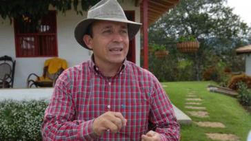 Santiago Uribe, Bruder des Senators und Ex-Präsidenten Álvaro Uribe, soll die paramilitärische Gruppe "Die 12 Apostel" geleitet haben Santiago Uribe, Bruder des Senators und Ex-Präsidenten Álvaro Uribe, soll die paramilitärische Gruppe "Die 12 Apostel" geleitet haben