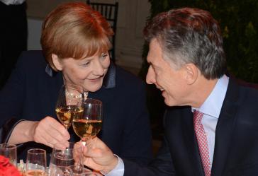 Ein Toast auf die "strategische Zusammenarbeit": Bundeskanzlerin Merkel und Argentiniens Präsident Macri Ein Toast auf die "strategische Zusammenarbeit": Bundeskanzlerin Merkel und Argentiniens Präsident Macri