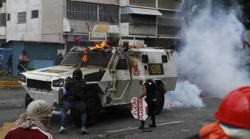 Seit Anfang April kommt es fast täglich zu Gewaltaktionen kleiner oppositioneller Gruppen gegen die Regierung Maduro, wie hier in Caracas