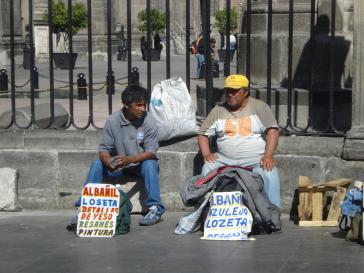 Auf der Suche nach Arbeit: zwei Maurer in Puebla, Mexiko Auf der Suche nach Arbeit: zwei Maurer in Puebla, Mexiko