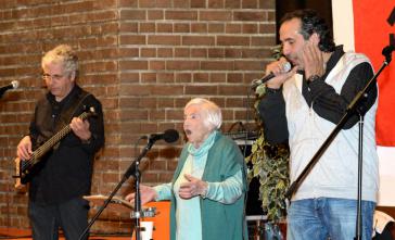 Esther und Joram Bejarano mit Kutlu Yurtseven bei einem Auftritt im April 2015