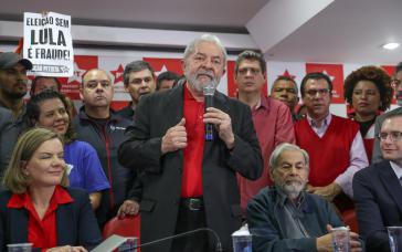 Lula da Silva steht im Sitz seiner Partei in São Paulo, Brasilien, Rede und Antw