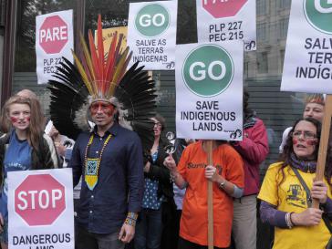 Protest gegen die Gewalt an Indigenen in Brasilien