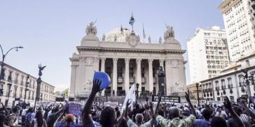 Rund 10.000 Menschen protestierten vor der Gesetzgebenden Versammlung in Rio de Janeiro gegen Privatisierungen im bundesstaatlichen Wasserunternehmen