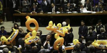 Unter Protesten der Opposition hat das Abgeordnetenhaus in Brasilien für eine umfassende Reform des Arbeitsmarktes gestimmt Unter Protesten der Opposition hat das Abgeordnetenhaus in Brasilien für eine umfassende Reform des Arbeitsmarktes gestimmt
