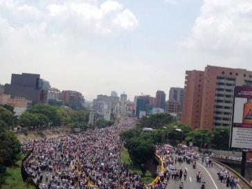 Demonstrationszug der Opposition in Richtung Zentrum auf der Stadtautobahn Francisco Fajardo in Caracas