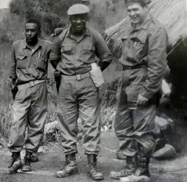 Von links nach rechts: Victor Dreke (Moja), Rafael Zerquera (Kumi) und Ernesto Che Guevara (Tatu) kurz nach ihrer Ankunft im Camp in Tansania