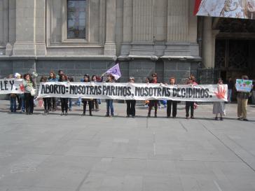 Frauen in Chile protestieren gegen das Abtreibungsverbot mit diesem Transparent: "Abtreibung: Wir gebären, wir entscheiden" Frauen in Chile protestieren gegen das Abtreibungsverbot mit diesem Transparent: "Abtreibung: Wir gebären, wir entscheiden"