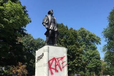 Inschriften auf der Kolumbus-Statue in Buffalo, New York: "Völkermord, Vergewaltigung". Eine Bürgerinitiative fordert den Abbau des Denkmals und die Umbenennung des gleichnamigen Parks