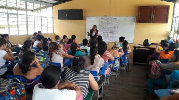 Mitarbeiter von Seted bieten Suchtpräventionskurse für Eltern in Santo Domingo an