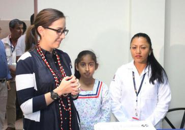 Die Gesundheitsministerin von Ecuador, Verónica Espinosa (links im Bild), beim Besuch des staatlichen Gesundheitszentrums San Sebastián del Coca