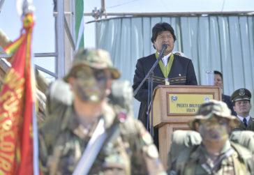 Präsident von Bolivien, Evo Morales, vor Militärs seines Landes