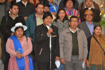 Präsident von Bolivien, Evo Morales, und Vertreter sozialer Bewegungen bei der Ankündigung des Völkergipfels Präsident von Bolivien, Evo Morales, und Vertreter sozialer Bewegungen bei der A