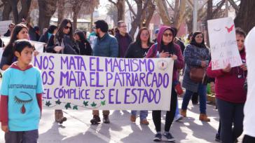 Frauen in Chile protestieren gegen Gewalt: "Uns tötet der Machismus – Uns tötet das Patriarchat – Der Komplize ist der Staat"
