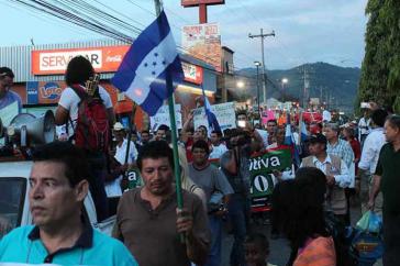 In Honduras protestieren die Menschen weiter gegen Wahlbetrug und die Kandidatur des Präsidenten In Honduras protestieren die Menschen weiter gegen Wahlbetrug und die Kandidatur des Präsidenten