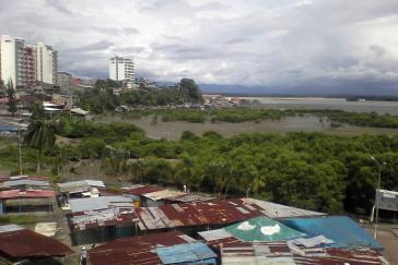 Die Pazifikstadt Tumaco, in der auch das nächstgelegene Krankenhaus ist, liegt über Wasserwege eine Tagesreise entfernt vom Tatort in Kolumbien