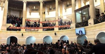 Im Kongress von Kolumbien wurden aus Protest diese Transparente aufgehängt: "Wir Opfer sagen Ja zum Frieden. Ja zur Wahrheit." Im Kongress von Kolumbien wurden aus Protest diese Transparente aufgehängt: "Wir Opfer sagen Ja zum Frieden. Ja zur Wahrheit."