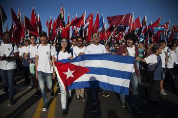 "Der Zusammenhalt und das kollektive Handeln sind entscheidend für die Gegenwart und Zukunft Kubas". Junge kubanische Aktivisten bei der Demonstration am 1. Mai 2017 in Havanna