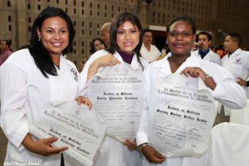 Junge Medizinerinnen mit Universitätstitel aus Kuba