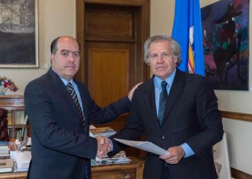 Venezuelas Parlamentspräsident Julio Borges von der oppositionellen Partei "Gerechtigkeit zuerst", übergab Almagro am 4. Mai das Ersuchen der Nationalversammlung, den OAS-Austritt zu verhindern Venezuelas Parlamentspräsident Julio Borges von der oppositionellen Partei "Gerechtigkeit zuerst", übergab Almagro am 4. Mai das Ersuchen der Nationalversammlung, den OAS-Austritt zu verhindern