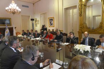 Kanzlerin Merkel und Präsident Macri beim Gespräch mit Wirtschaftsvertretern beider Länder am 8. Juni in Buenos Aires
