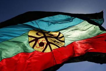 Kurz schienen die angeklagten Mapuche frei, schon droht eine Wiederaufnahme des Verfahrens in Chile Die Flagge der Mapuche
