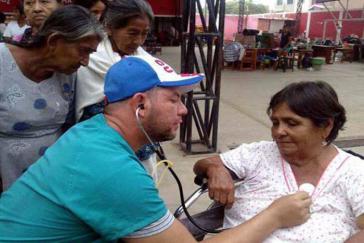 Ein Arzt der kubanischen Brigade "Henry Reeve" behandelt Patienten in Peru nach den Überschwemmungen (März 2017)