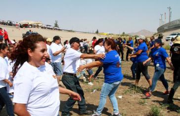 Freude beim Wiedersehen an der Grenze zwischen den USA und Mexiko