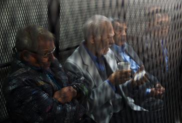 Vier der fünf Ex-Militärs während einer Anhörung in Guatemala