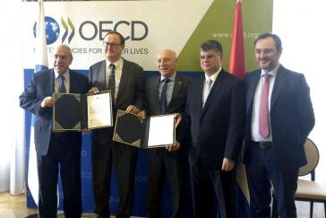 Vertreter von Paraguay mit der Beitrittsurkunde bei der OECD