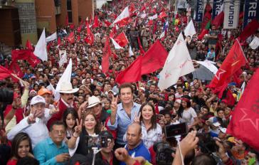 Tausende Oppositionelle zogen mit ihrem Kandidaten Salvador Nasralla (Bildmitte, helles Hemd, "Victory"-Zeichen) am Montag vor den Sitz der Wahlbehörde von Honduras und feierten den Sieg