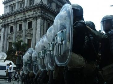 Das Kongressgebäude in Argentiniens Hauptstadt Buenos Aires  war mit einem riesigen Polizeiaufgebot abgeschirmt worden