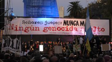 Podium bei der Großkundgebung auf dem Plaza de Mayo in Buenos Aires am 10. Mai