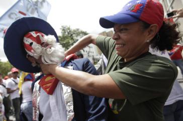 Chavistin bei der Demonstration gegen die Politik der USA in Caracas, Venezuela